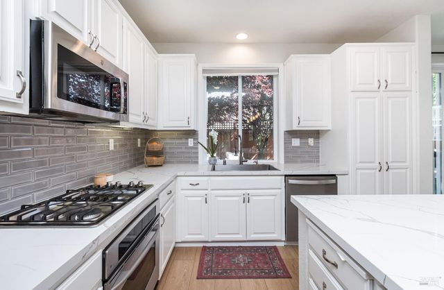 984 Hogwarts Cir, Petaluma, CA 94954