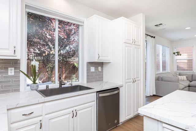 984 Hogwarts Cir, Petaluma, CA 94954