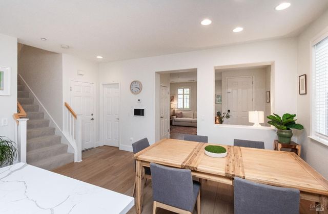 984 Hogwarts Cir, Petaluma, CA 94954