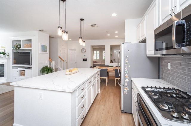 984 Hogwarts Cir, Petaluma, CA 94954