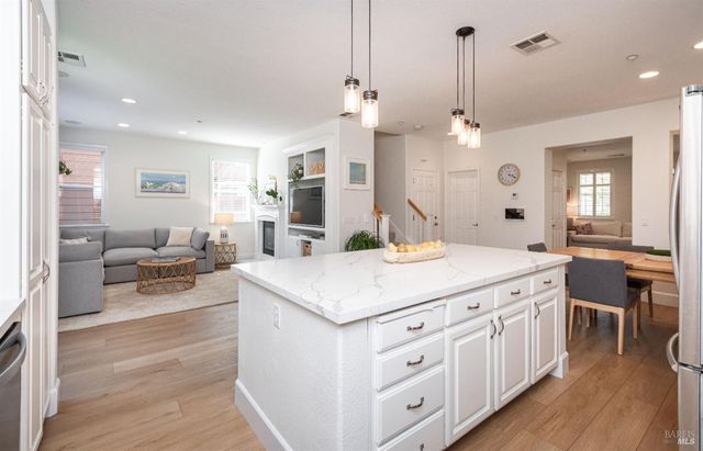 984 Hogwarts Cir, Petaluma, CA 94954