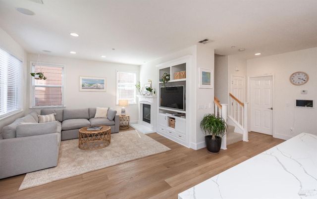 984 Hogwarts Cir, Petaluma, CA 94954