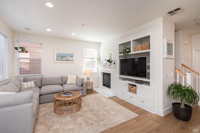 984 Hogwarts Cir, Petaluma, CA 94954