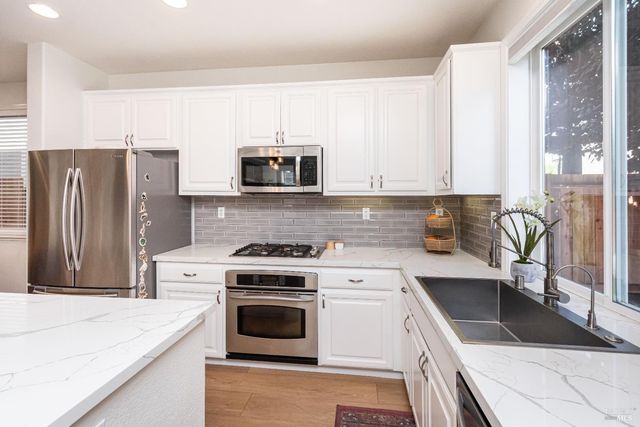 984 Hogwarts Cir, Petaluma, CA 94954