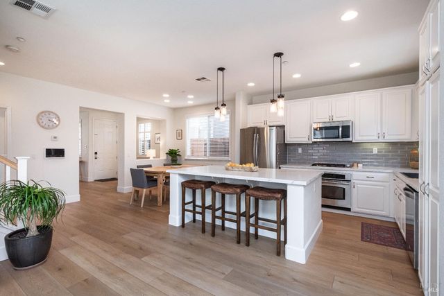 984 Hogwarts Cir, Petaluma, CA 94954