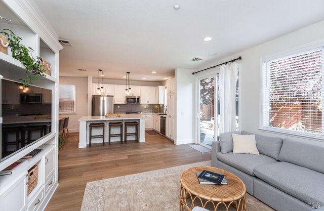 984 Hogwarts Cir, Petaluma, CA 94954