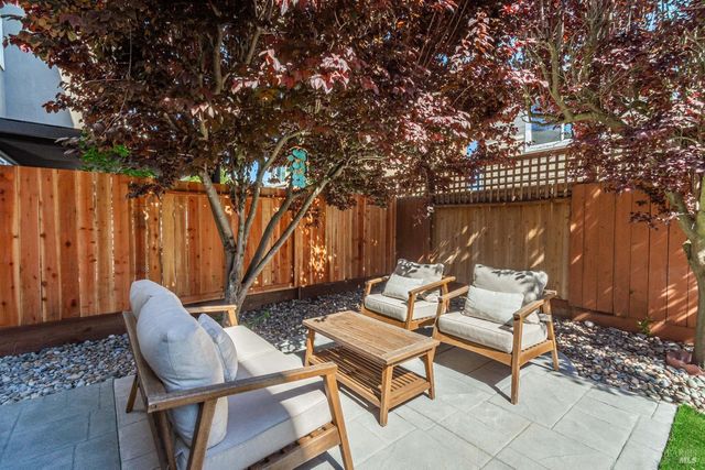 984 Hogwarts Cir, Petaluma, CA 94954