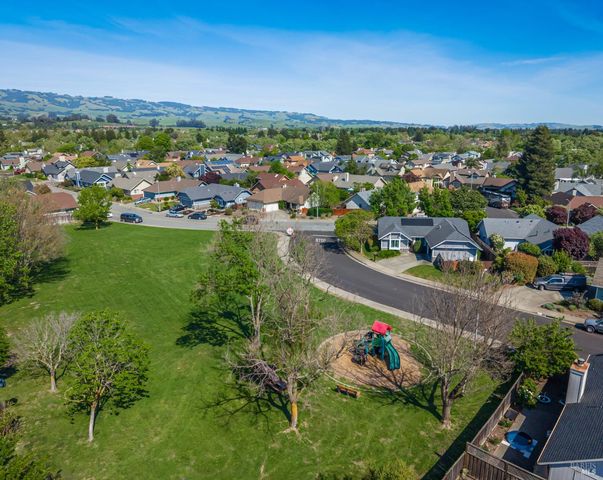 984 Hogwarts Cir, Petaluma, CA 94954