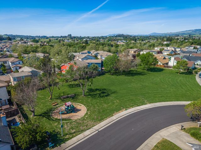 984 Hogwarts Cir, Petaluma, CA 94954