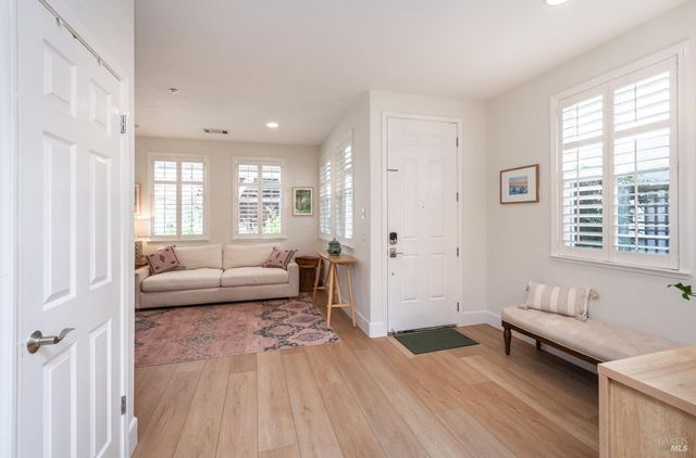 984 Hogwarts Cir, Petaluma, CA 94954