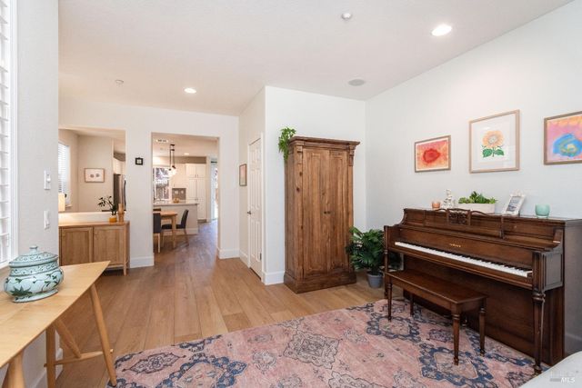 984 Hogwarts Cir, Petaluma, CA 94954