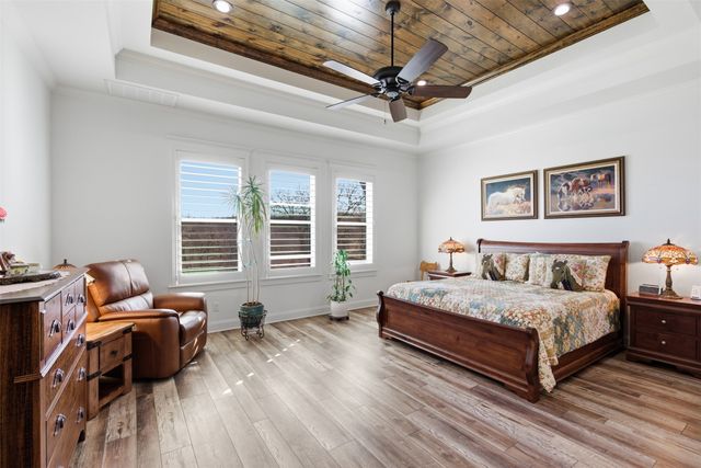 208 Shady Oaks Drive, Runaway Bay, TX 76426