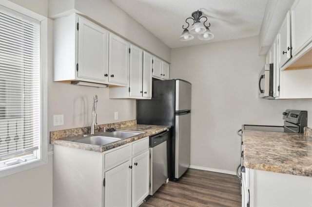 5220 Boulder Drive 8, West Des Moines, IA 50265