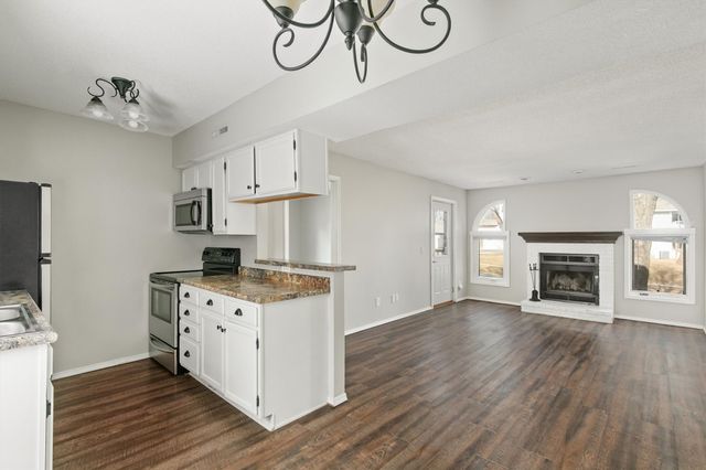 5220 Boulder Drive 8, West Des Moines, IA 50265