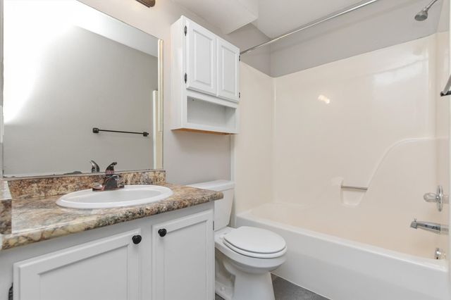 5220 Boulder Drive 8, West Des Moines, IA 50265