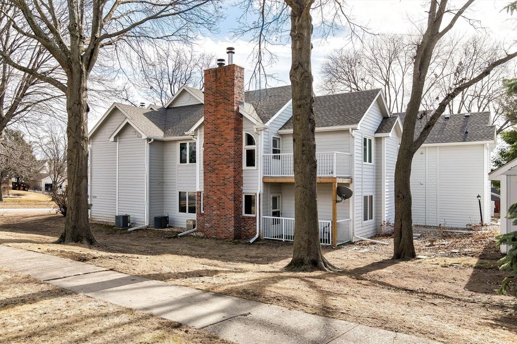 5220 Boulder Drive 8, West Des Moines, IA 50265