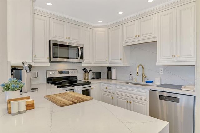 5855 MIDNIGHT PASS ROAD 333, Sarasota, FL 34242