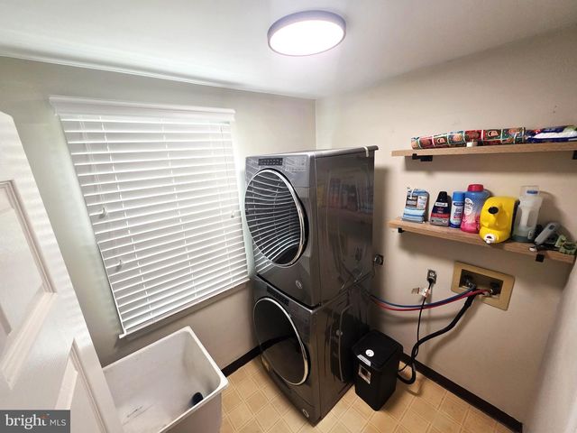 222 BARBERRY DR, Wilmington, DE 19808