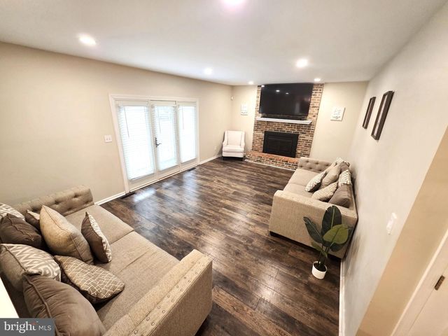 222 BARBERRY DR, Wilmington, DE 19808