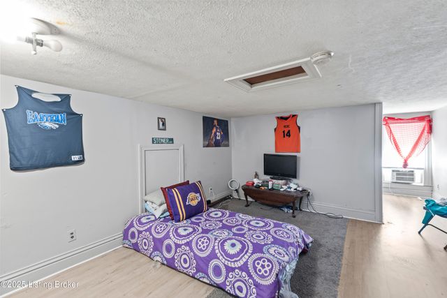 2733 Dumesnil St, Louisville, KY 40211