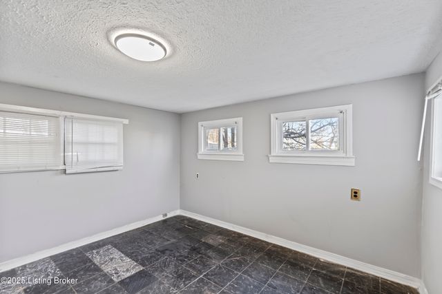 2733 Dumesnil St, Louisville, KY 40211