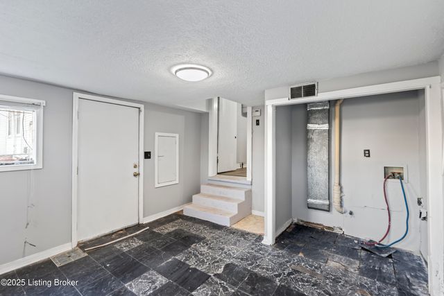 2733 Dumesnil St, Louisville, KY 40211