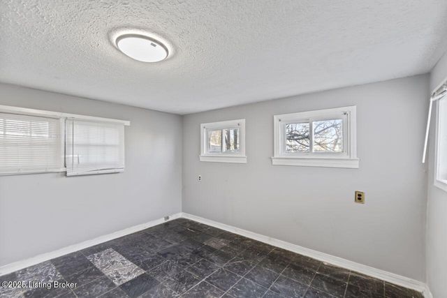 2733 Dumesnil St, Louisville, KY 40211