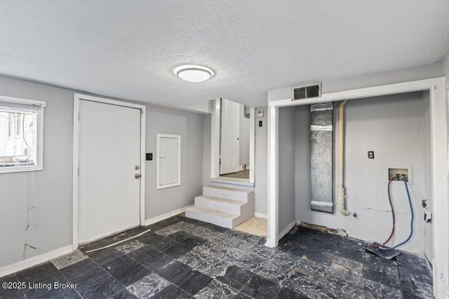 2733 Dumesnil St, Louisville, KY 40211