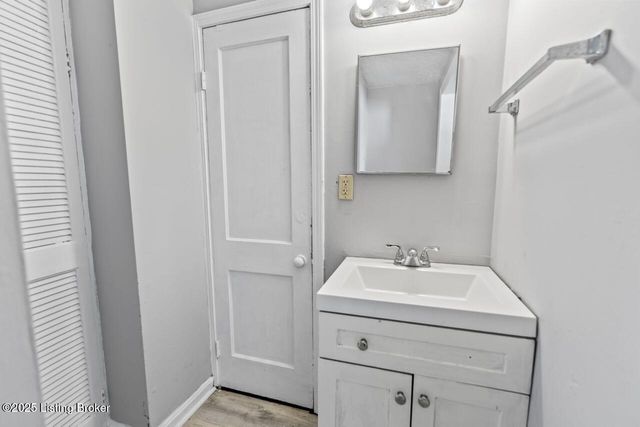 2733 Dumesnil St, Louisville, KY 40211