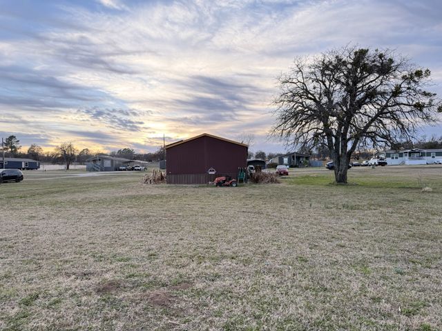 208 Farmhouse, Springtown, TX 76082