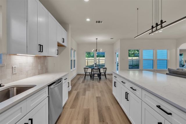 1442 E Allen Avenue, Fort Worth, TX 76104