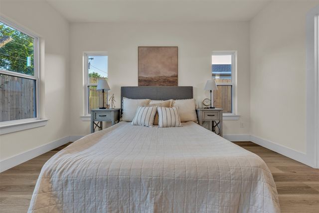 1442 E Allen Avenue, Fort Worth, TX 76104