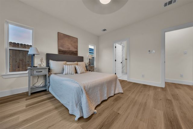 1442 E Allen Avenue, Fort Worth, TX 76104