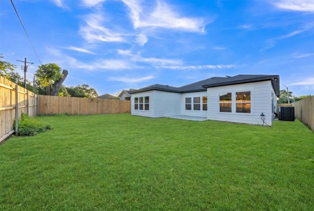 1442 E Allen Avenue, Fort Worth, TX 76104