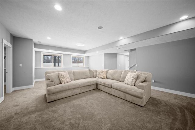 738 Fieldstone Drive, Coopersville, MI 49404