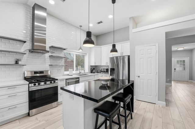 179 N Dreamweaver Circle, The Woodlands, TX 77380