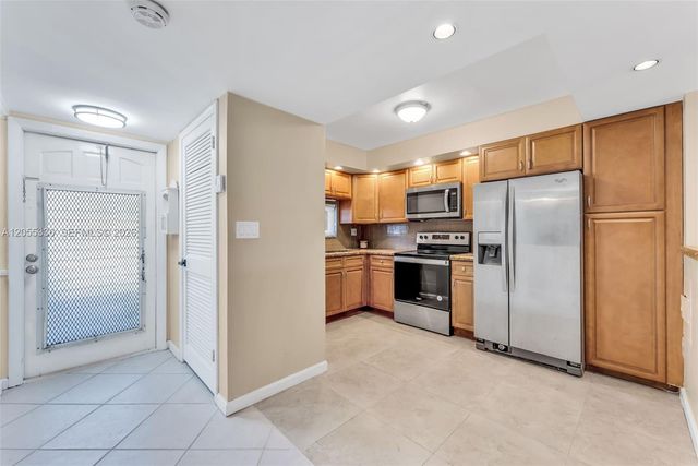 9811 N Hollybrook Lake Drive 103, Pembroke Pines, FL 33025