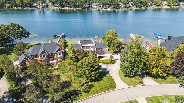 8559 Pine Cove Drive, Commerce Charter Township, MI 48382