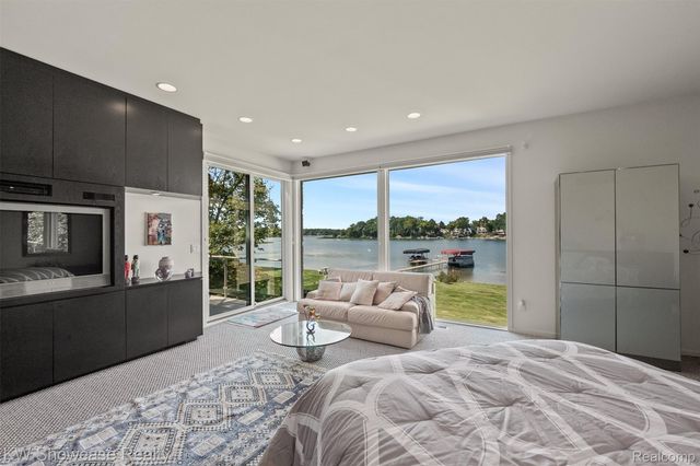 8559 Pine Cove Drive, Commerce Charter Township, MI 48382