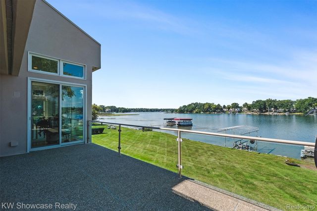 8559 Pine Cove Drive, Commerce Charter Township, MI 48382