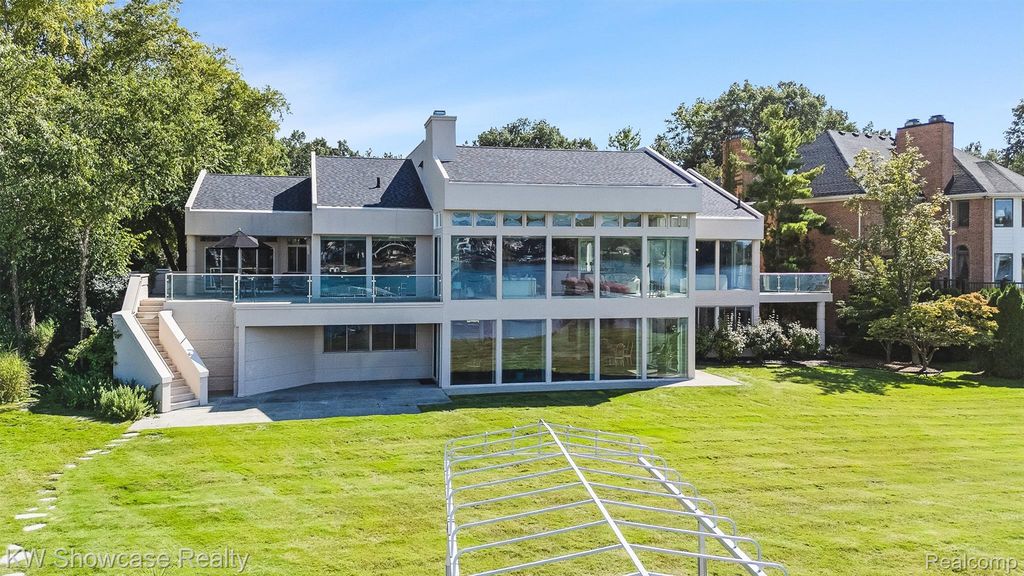 8559 Pine Cove Drive, Commerce Charter Township, MI 48382