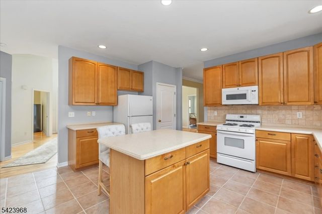 2 Nicole Dr, Franklin Twp., NJ 08873
