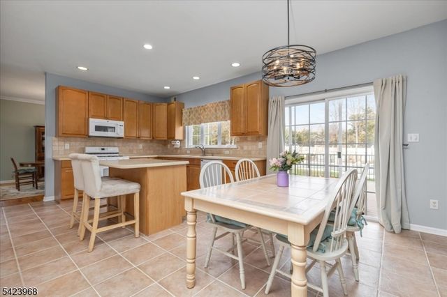 2 Nicole Dr, Franklin Twp., NJ 08873