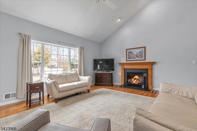 2 Nicole Dr, Franklin Twp., NJ 08873