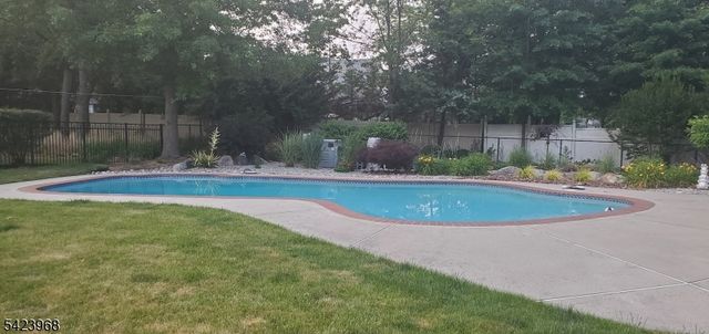 2 Nicole Dr, Franklin Twp., NJ 08873