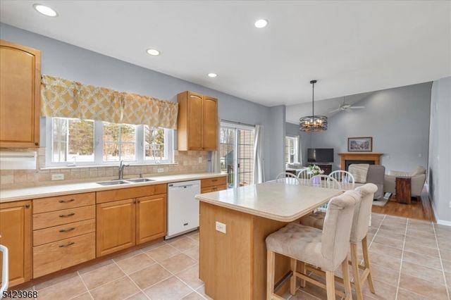 2 Nicole Dr, Franklin Twp., NJ 08873