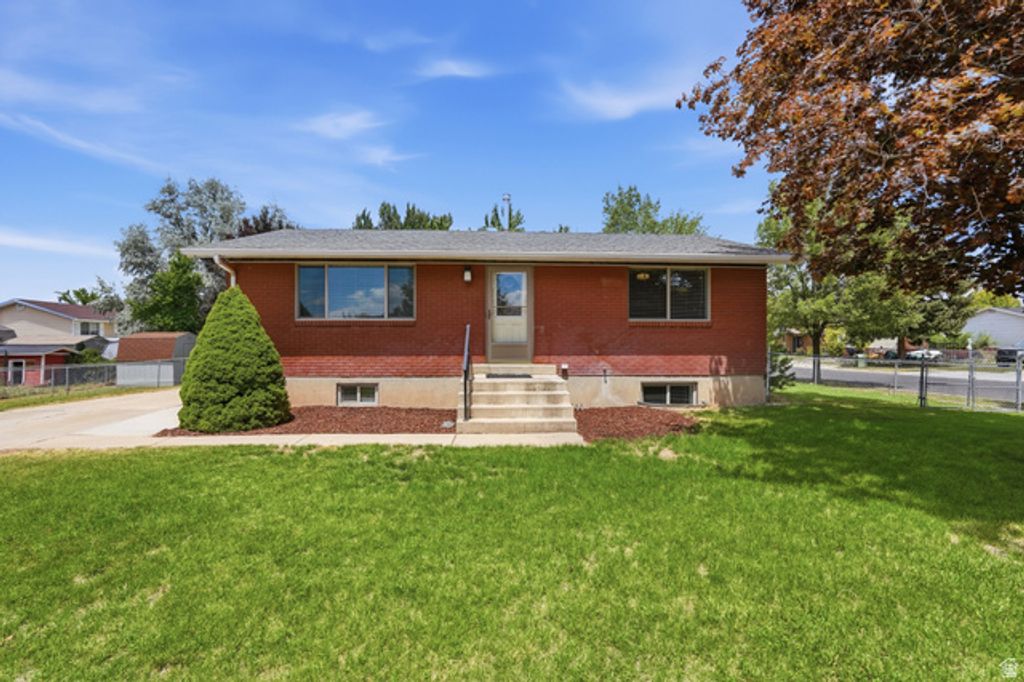 2866 W 1700 N, Clinton, UT 84015