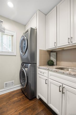 2872 Manchester Road, Birmingham, MI 48009