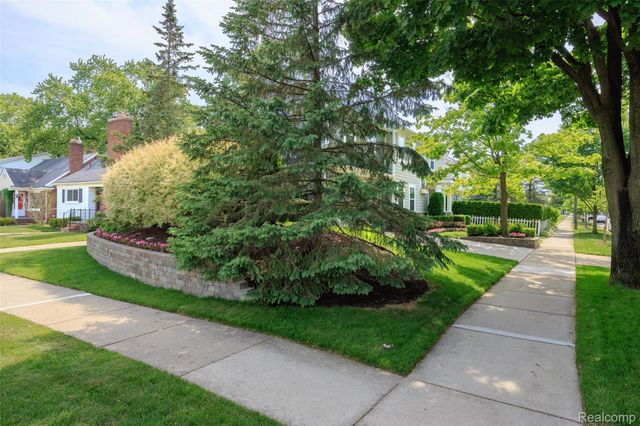 2872 Manchester Road, Birmingham, MI 48009