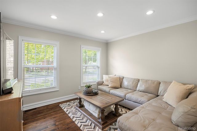 2872 Manchester Road, Birmingham, MI 48009